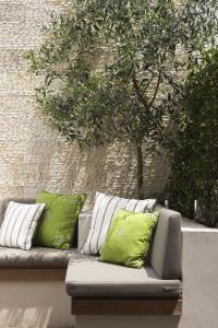 sustainable garden design uses natural fabrics & locally sourced materials